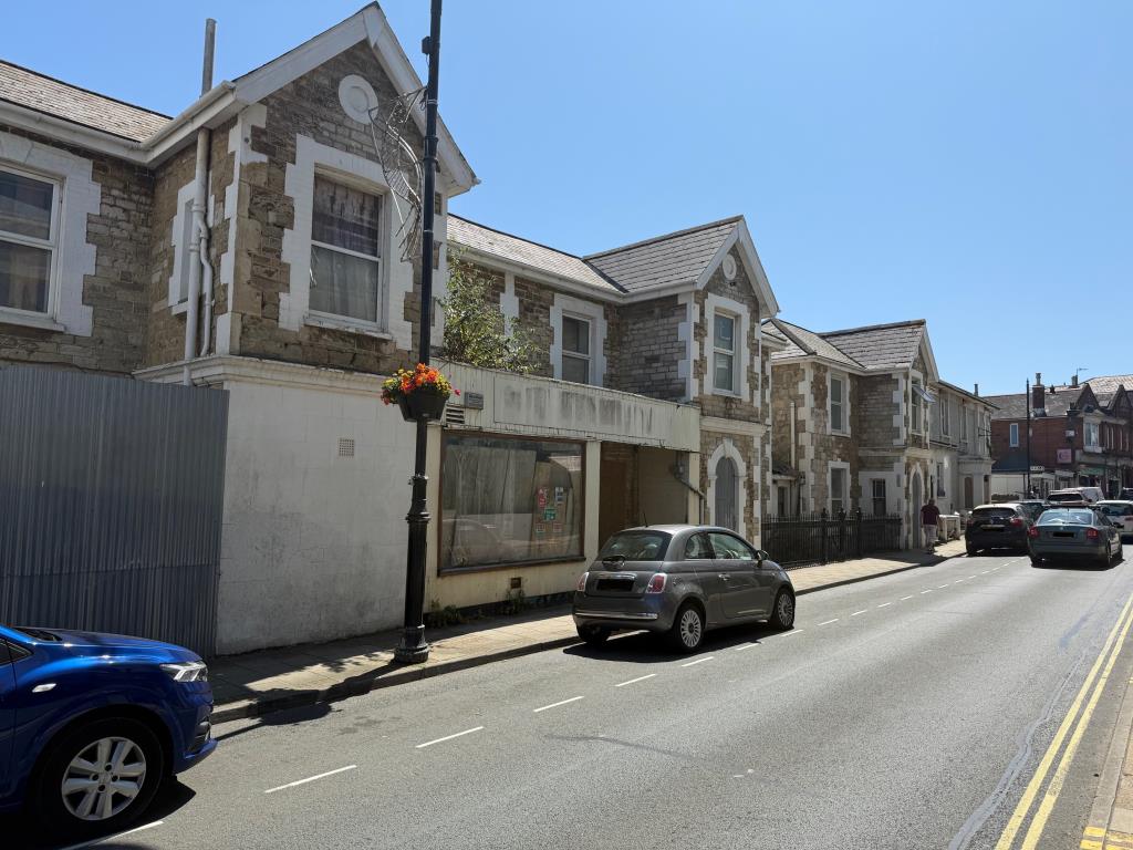 Lot: 16 - TERRACE OF RETAIL UNITS AND UPPER PARTS WITH POTENTIAL - View of the front of the building taken from the High Street